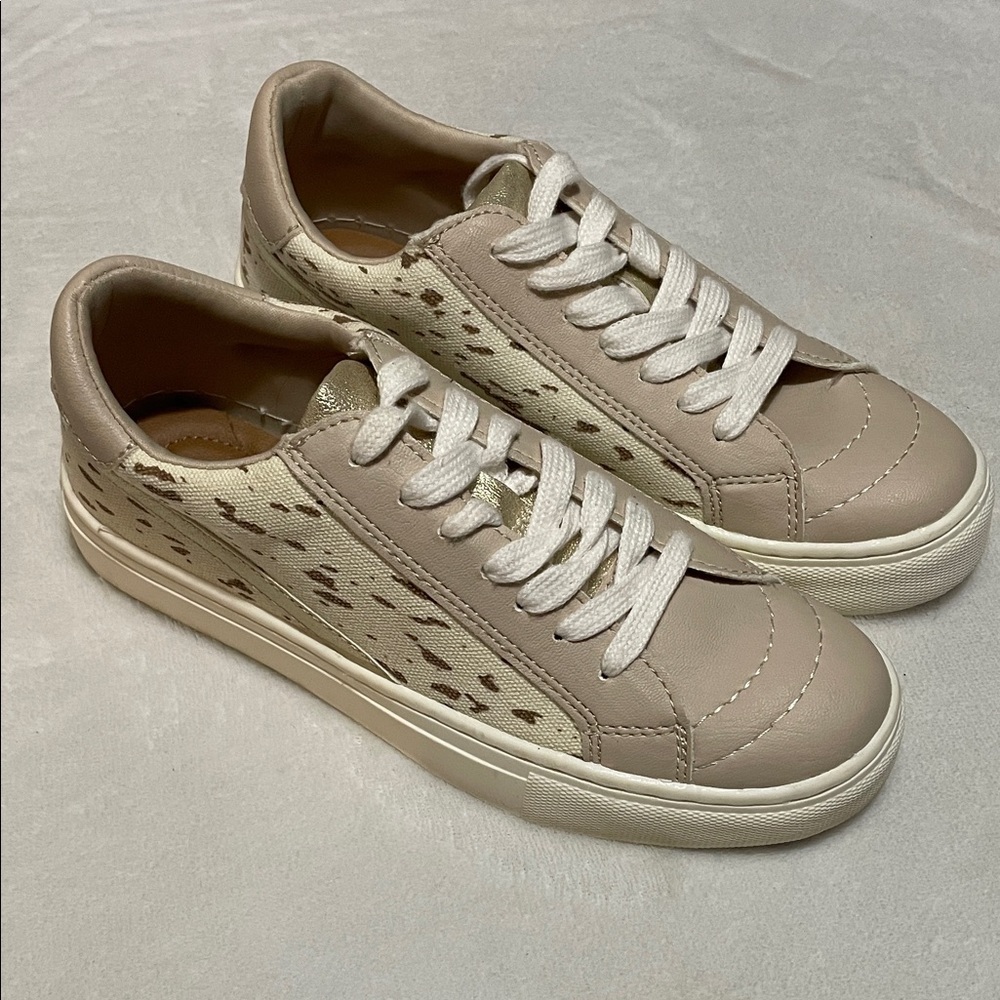Girl’s Universal Thread Britton Stylish Beige and Cream Sneakers Sz 5.5